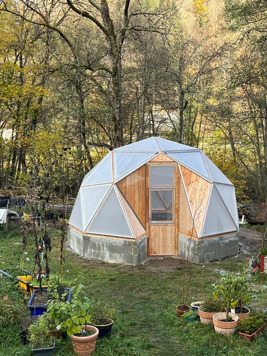 Lucama-Gewächshaus im Garten einer Kundin oder eines Kunden