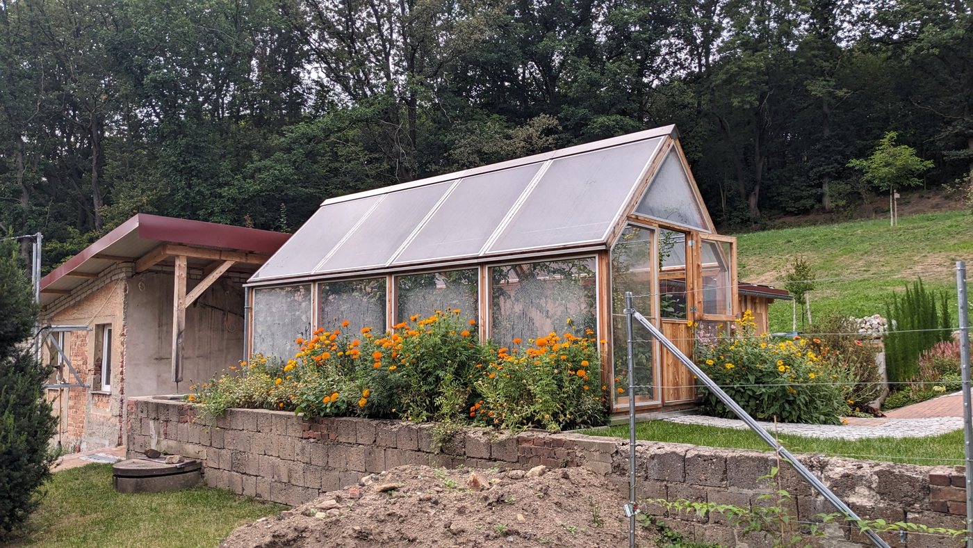 Lucama-Gewächshaus im Garten einer Kundin oder eines Kunden