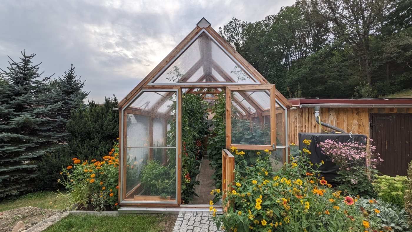 Lucama-Gewächshaus im Garten einer Kundin oder eines Kunden