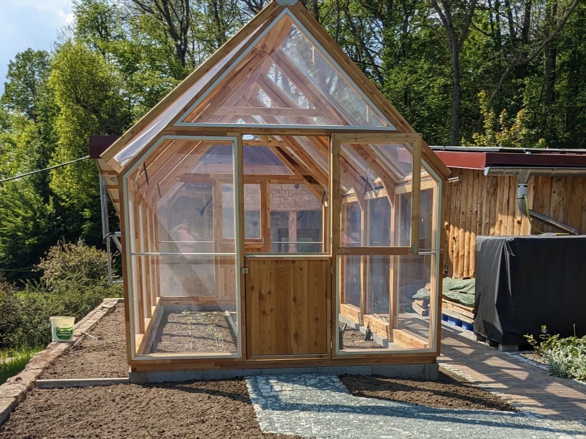 Lucama-Gewächshaus im Garten einer Kundin oder eines Kunden