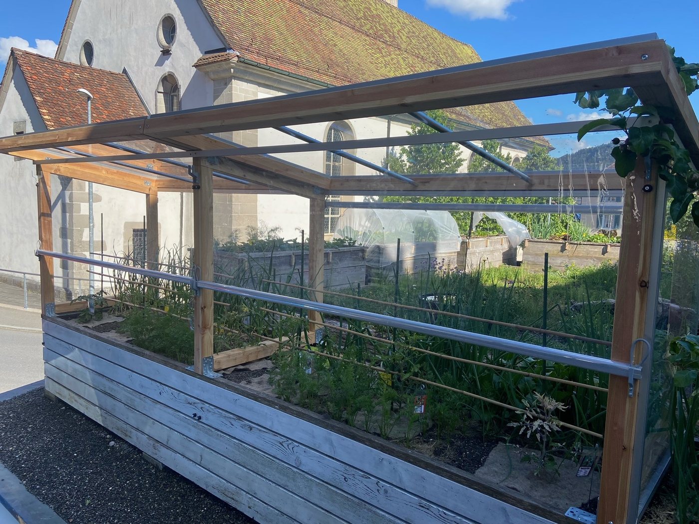 Lucama-Gewächshaus im Garten einer Kundin oder eines Kunden