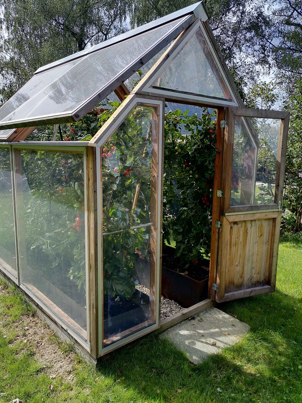 Lucama-Gewächshaus im Garten einer Kundin oder eines Kunden