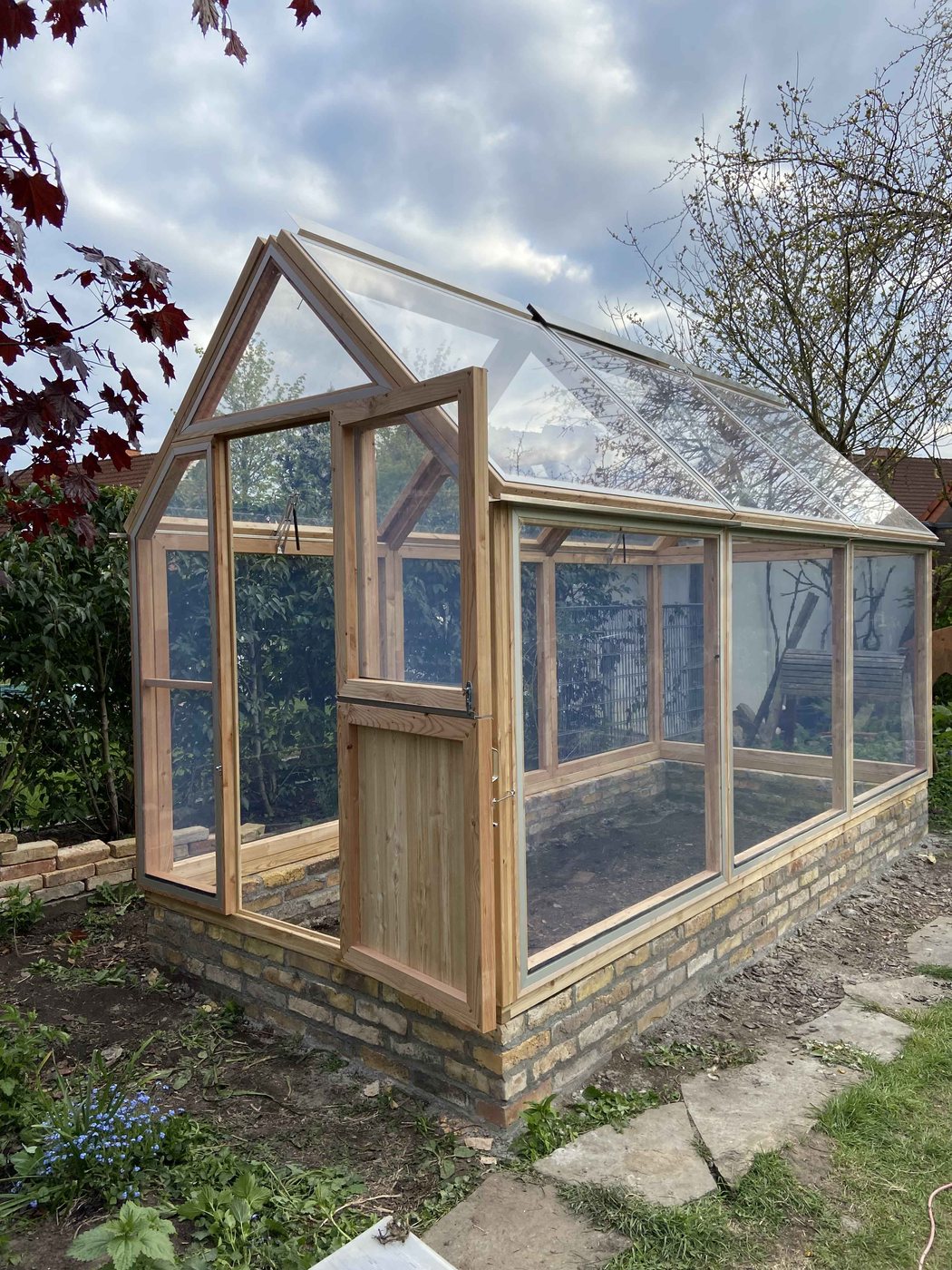 Lucama-Gewächshaus im Garten einer Kundin oder eines Kunden