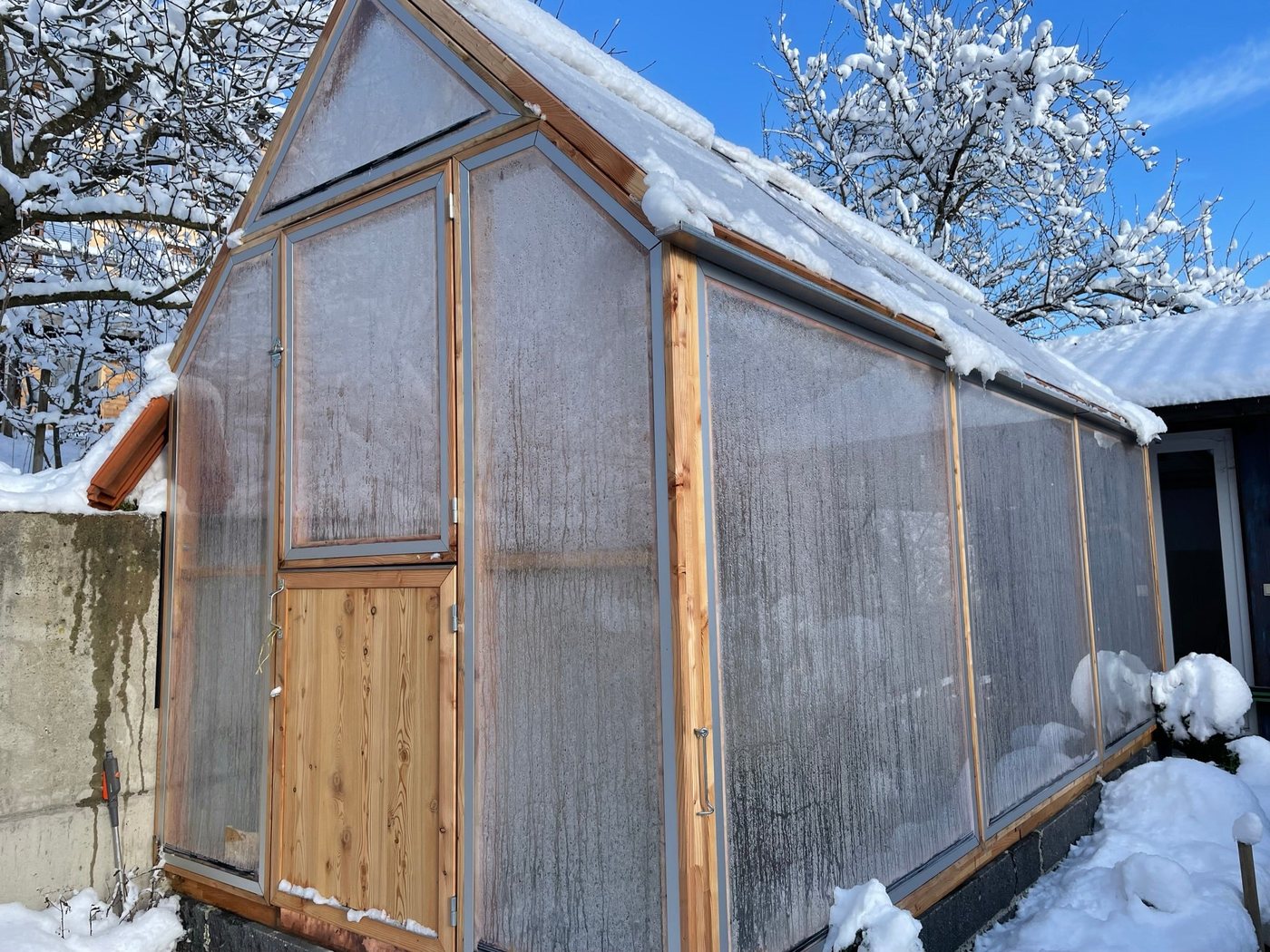 Lucama-Gewächshaus im Garten einer Kundin oder eines Kunden