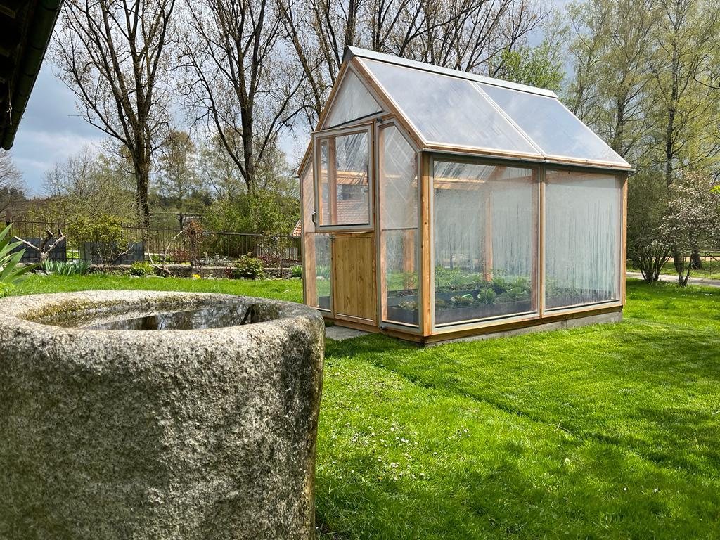 Lucama-Gewächshaus im Garten einer Kundin oder eines Kunden