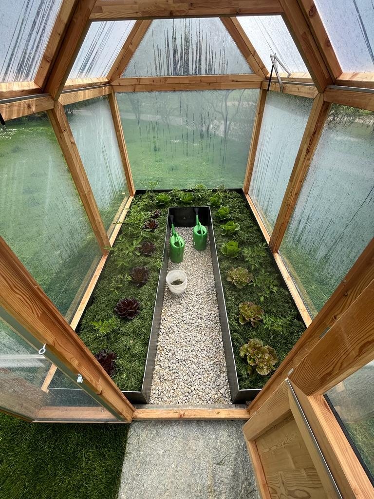 Lucama-Gewächshaus im Garten einer Kundin oder eines Kunden