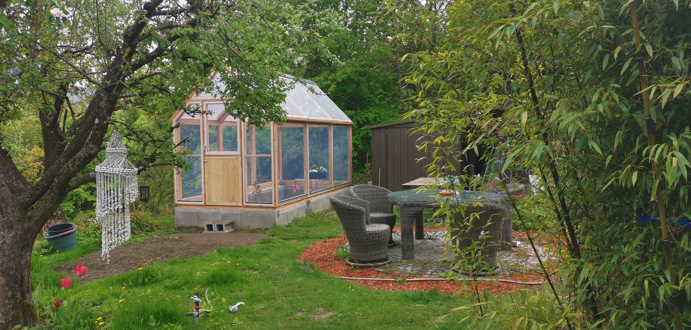 Lucama-Gewächshaus im Garten einer Kundin oder eines Kunden