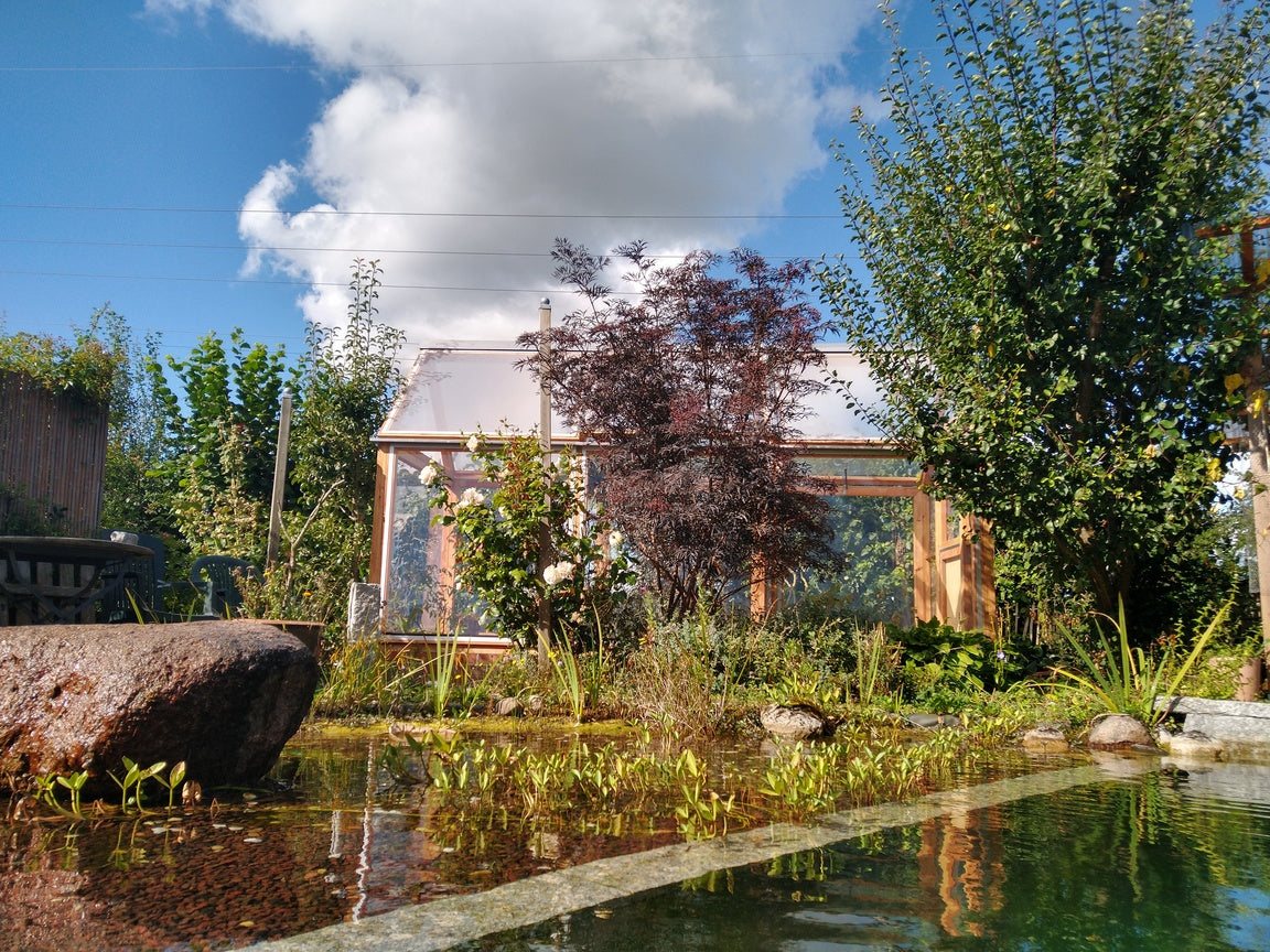 Lucama-Gewächshaus im Garten einer Kundin oder eines Kunden