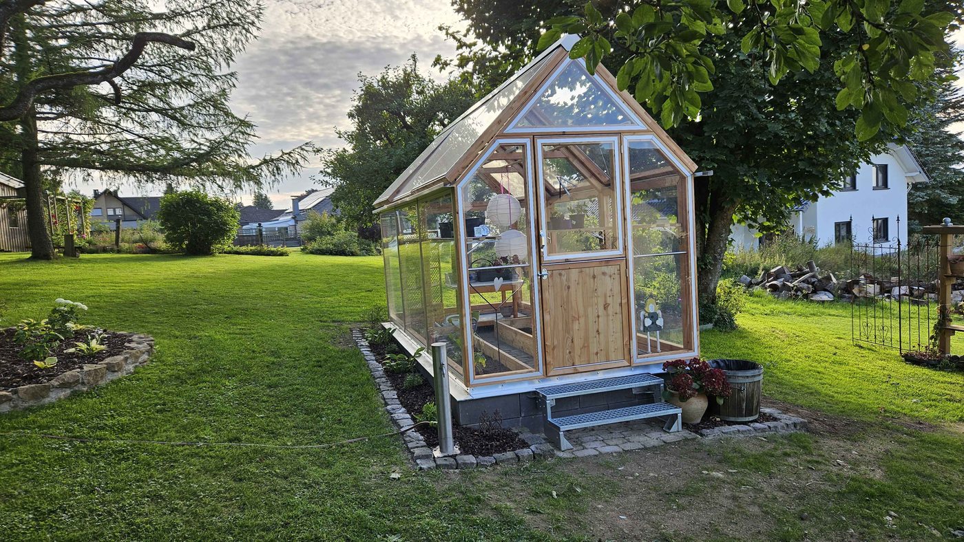 Lucama-Gewächshaus im Garten einer Kundin oder eines Kunden
