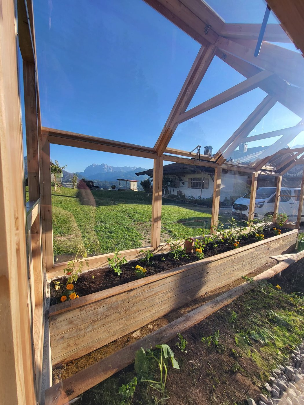 Lucama-Gewächshaus im Garten einer Kundin oder eines Kunden